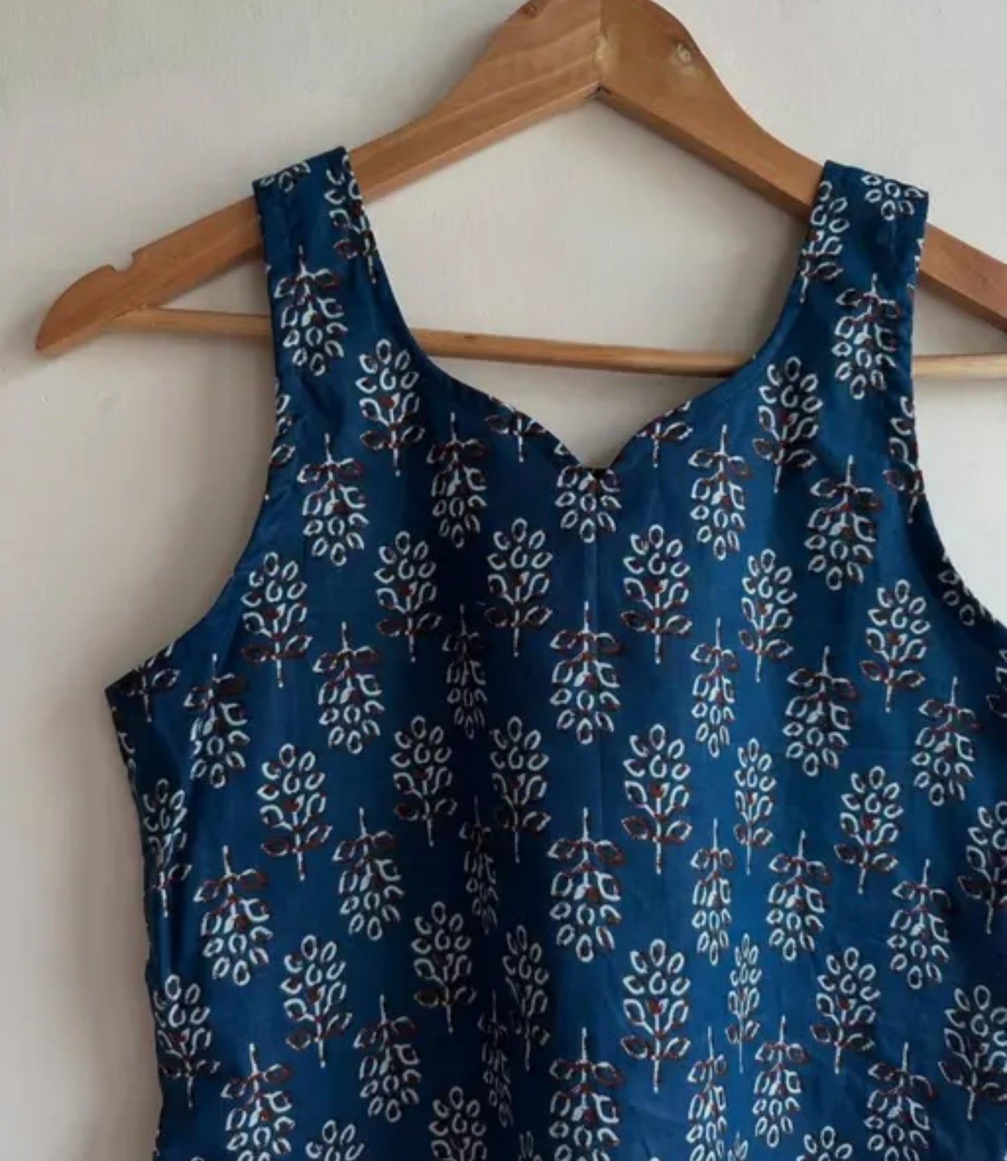 New trendy V sleeveless kurti