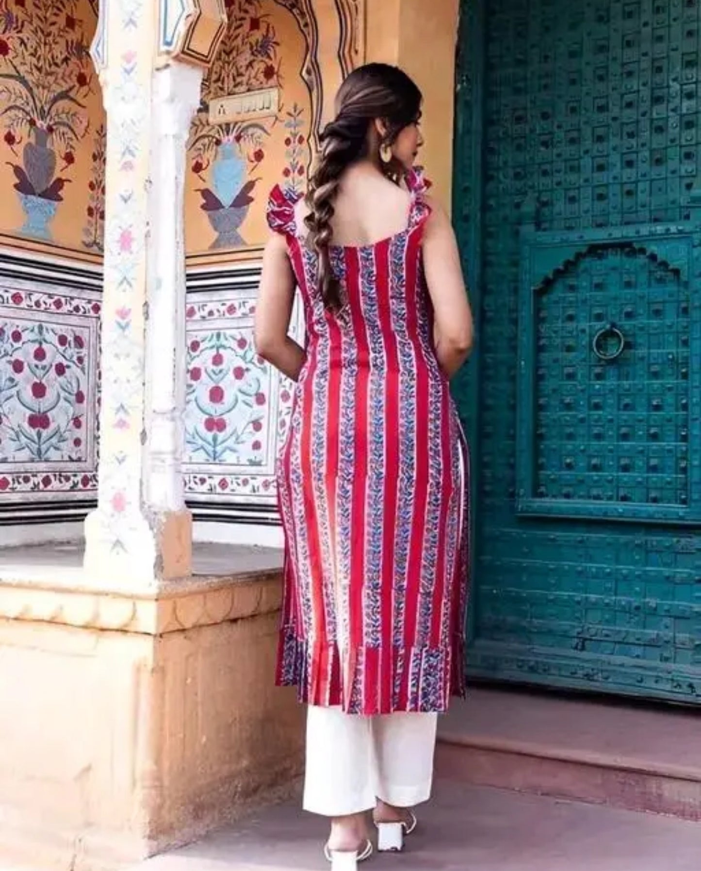 Trending Printed sleeveless Straight Kurti