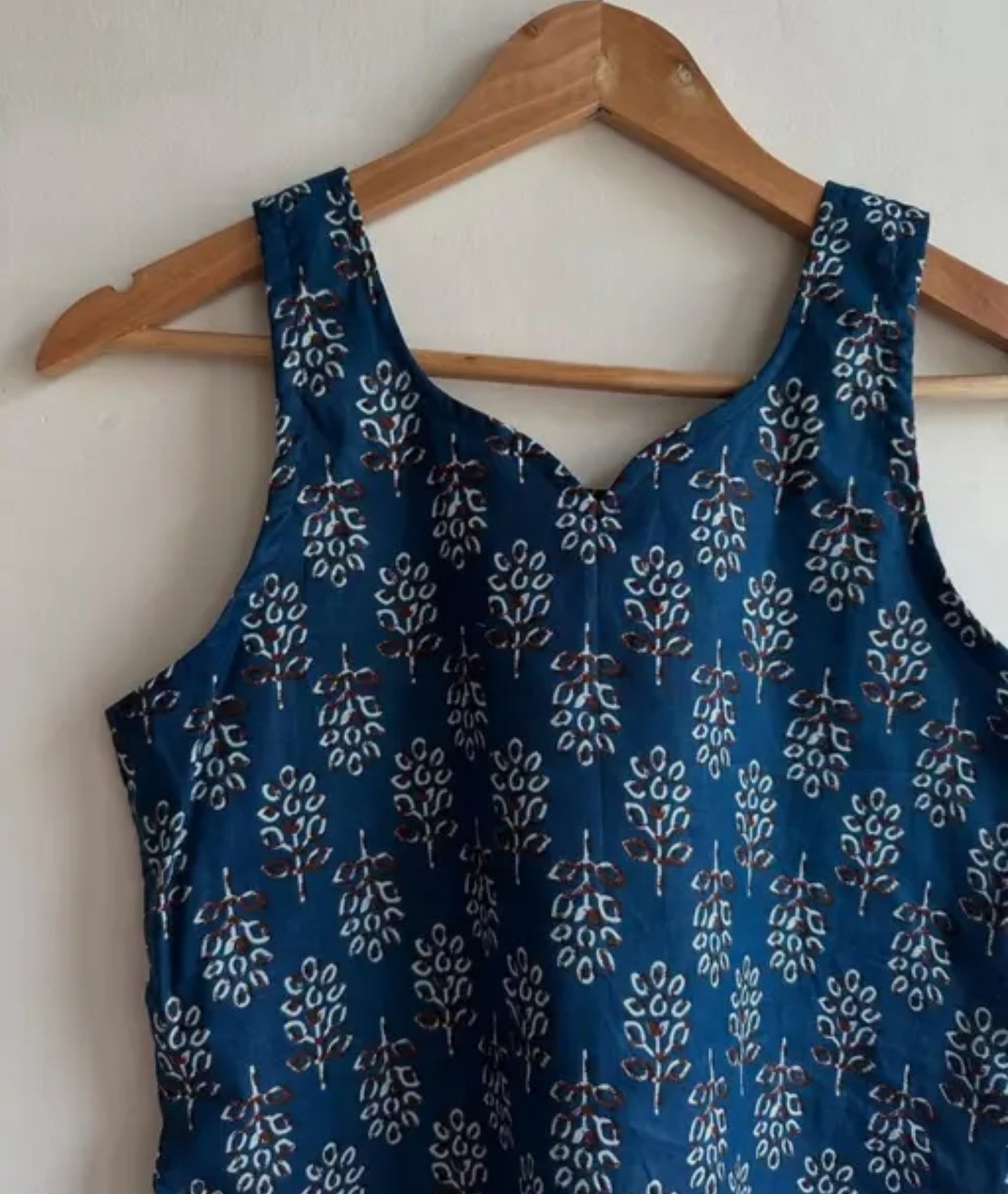 New trendy V sleeveless kurti